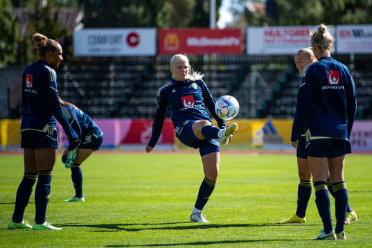 Madelen Janogy, goalkeeper Emma Holmgren, Hanna Bennison and Emma Kullberg