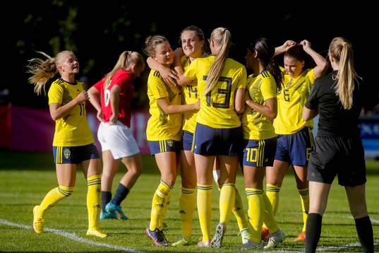 Sveriges Lisa Björk jublar efter 2-1