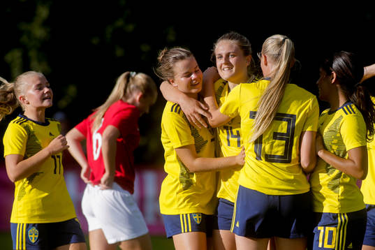 Sveriges Lisa Björk jublar efter 2-1