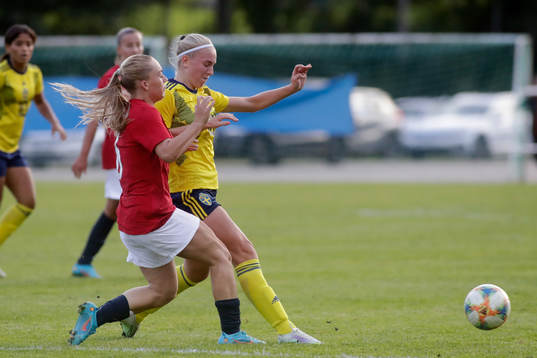 Sveriges Nadine Allard och Norges Julie Aune Jorde 
