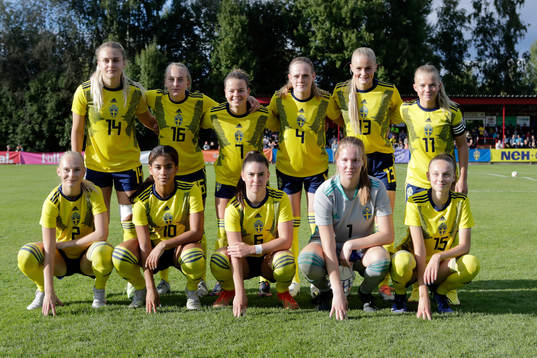  Lisa Björk , Maja Landin , Chloe Eriksson , Sofia Reidy , Hanna Stenberg och Matilda Nilden. Nedre raden: Liwa Nilsson , Mercy Sabuni Söderling, Emilia Pelgander, målvakt Elvira Björklund och Hedda Johansson. 