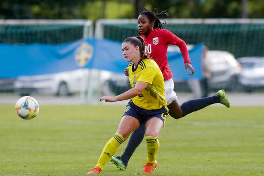Sveriges Emilia Pelgander och Norges Mawa Sesay
