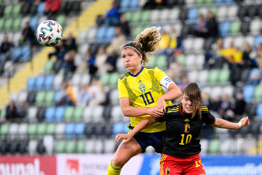Loreta Kullashi of Sweden and Luna Vanzeir of Belgium