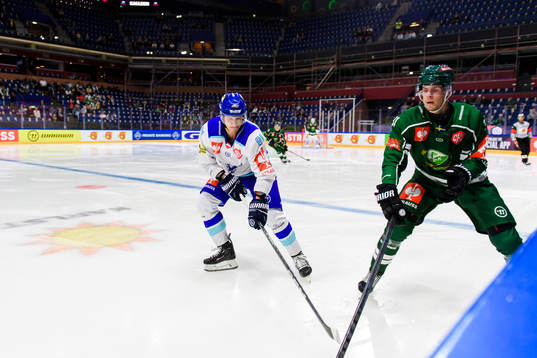 Villachs Marco Richter and Färjestads Carl Jakobsson