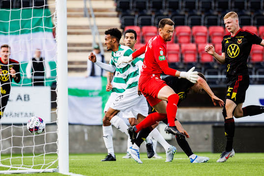 Östersunds Malcolm Stolt gör 1-1 bakom Västerås SKs målvakt Anton Fagerström