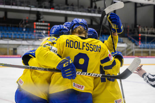 Emma Murén of Sweden celebrates with teammates