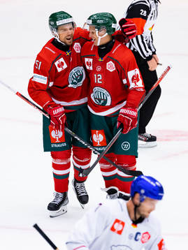 Max Friberg of Frölunda celebrates scoring 5-0 with team
