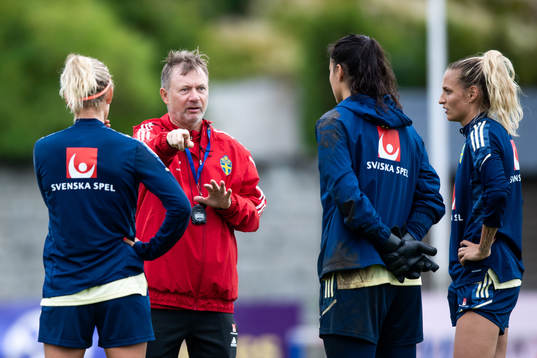 Emma Kullberg, Peter Gerhardsson, head coach, goalkeeper Zecira Musovic and Nathalie Björn