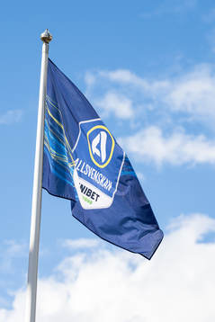 Flagga med Allsvenskans och Unibets loggor