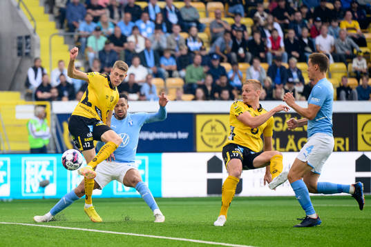 Elfsborgs Alexander Bernhardsson och Per Frick mot Malmö FFs Martin Olsson och Niklas Moisander