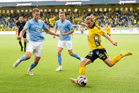Malmö FFs Felix Beijmo och Patriot Sejdiu i kamp med Elfsborgs Niklas Hult
