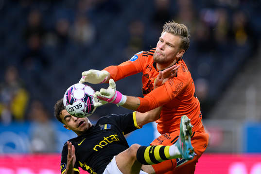 AIKs Yasin Ayari och GIF Sundsvalls målvakt Oscar Jonsson