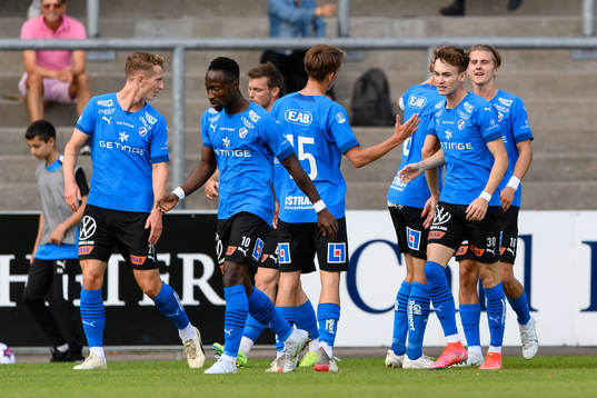 Halmstads spelare jublar efter 1-0 av Alexander Johansson