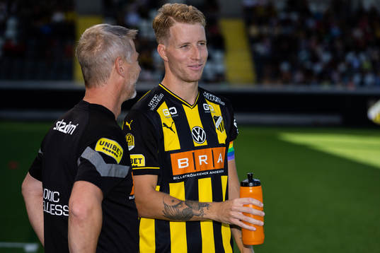 Häckens materialförvaltare Kjell-Ove Johansson och Samuel Gustafson innan fotbollsmatchen i Allsvenskan mellan Häcken och Degerfors den 4 september 2022 i Göteborg. 