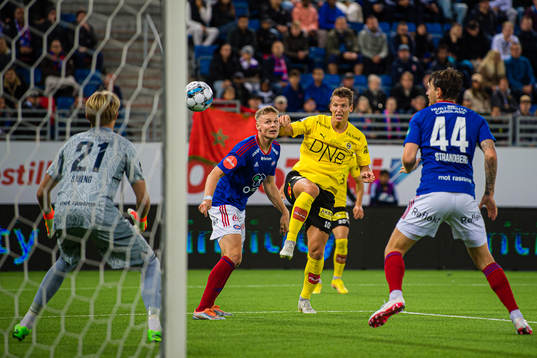 Simen Kristiansen Juklerød of Vålerenga and Thomas Lehne Olsen of Lillestrøm