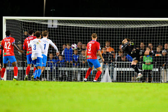 Värnamos Marcus Antonsson (ej i bild) gör mål 3-2 målet bakom Helsingborgs målvakt Kalle Joelsson