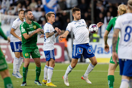 Hammarbys Nahir Besara i en kamp mot IFK Norrköpings Ari