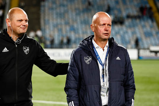 Assisterande tränare Vedran Vucucevic klappar en rörd sportchef Tony Martinsson
