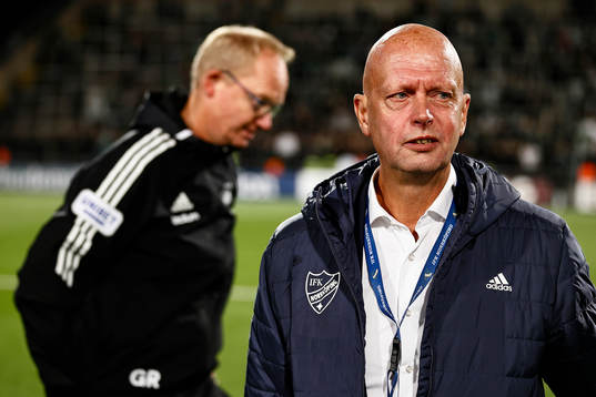 IFK Norrköpings sportchef Tony Martinsson rörd med tränare Glen Riddersholm i oskärpan