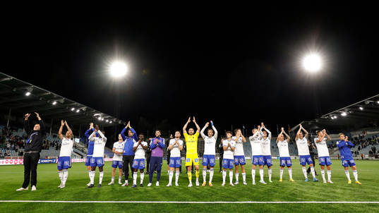 IFK Norrköpings spelare tackar publiken och jublar