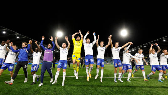 IFK Norrköpings spelare tackar publiken och jublar