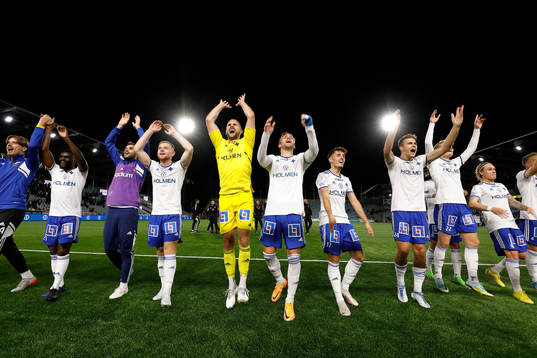 IFK Norrköpings spelare tackar publiken och jublar