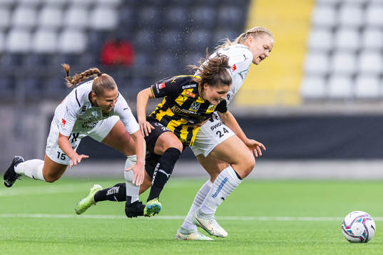 Umeås Olivia Holm och Henna-Riikka Honkanen i kamp med Häckens Hanna Wijk
