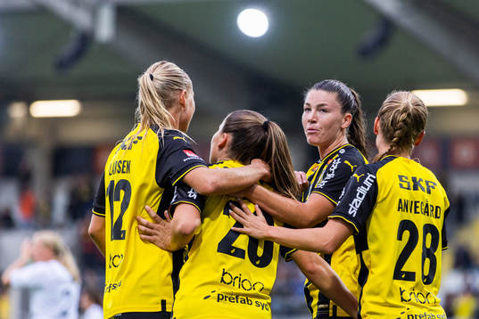 Häckens Stine Larsen, Hanna Wijk, Pauline Hammarlund och Anna Anvegård jublar 1-0