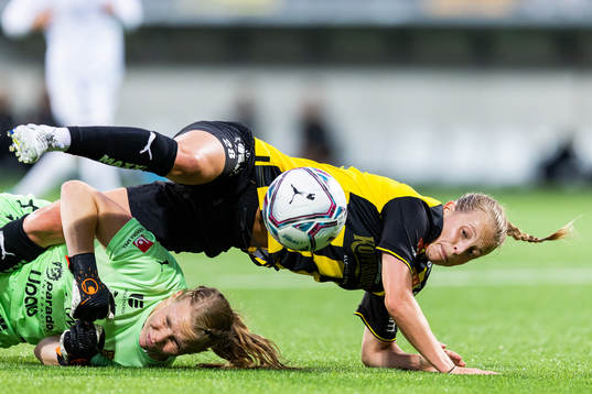 Umeås målvakt Agnes Granberg och Häckens Anna Anvegård
