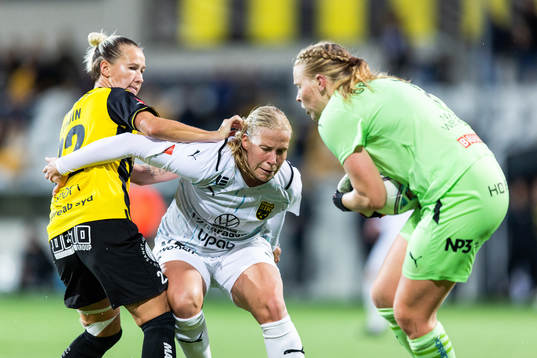 Häckens Marika Bergman Lundin i kamp med Umeås Emma Santamäki och målvakt Agnes Granberg