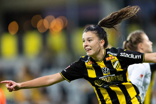 Häckens Anna Julia Csiki jublar