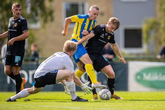 Eskilsminnes Filip Lundeberg i duell med Astrios målvakt Andree Pettersson och Viktor Håkansson