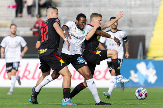 Örebros Christian Moses i en kamp mot Östersunds Kristian Novak och Ludvig Fritzson