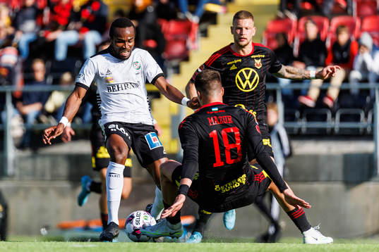 Örebros Christian Moses  i kamp med Östersunds Myroslav Mazur
