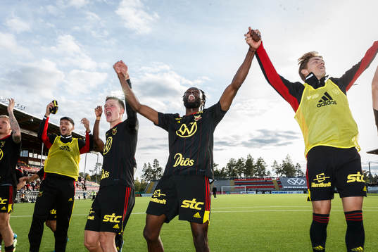 Östersunds Mansour Sinyan jublar med medspelare