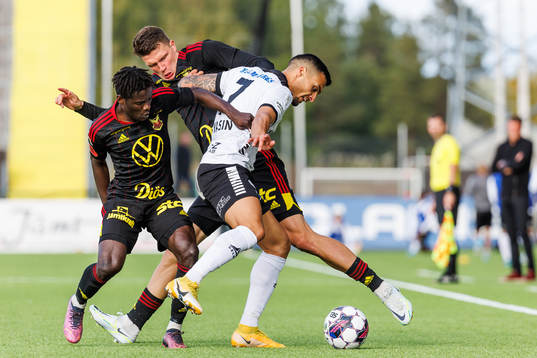 Örebros Ahmed Yasin i kamp med Östersunds Yannick Adjoumani  och Myroslav Mazur