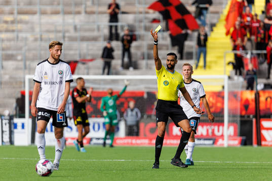 domare Farouk Nehdi ger Örebros Kevin Custovic gult kort