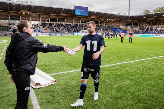 Sirius Filip Rogic med hyllningströja till Sirius skadade