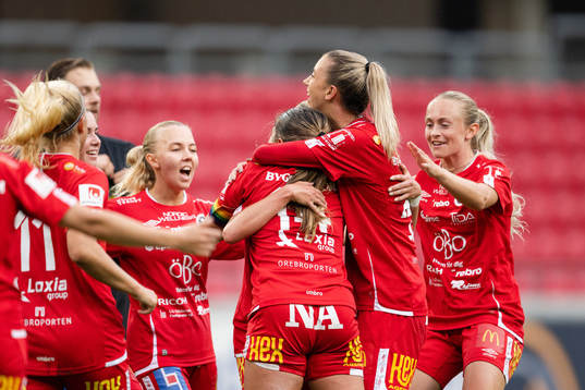 Örebros Emilia Pelgander jublar med lagkamrater efter 1-0