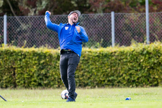 Balkans sportchef och tränare Nebojsa Boban jublar efter slutsignalen
