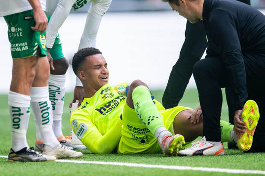 Hammarbys målvakt Oliver Dovin har ont och får vård