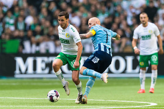 Djurgårdens Magnus Eriksson i kamp om bollen med Hammarbys