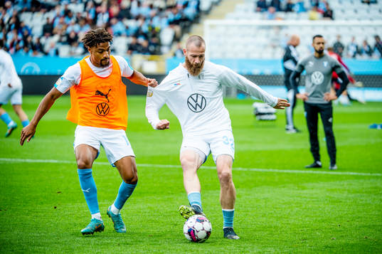 Malmö FFs Joseph Ceesay och Jo Inge Berget värmer upp innan fotbollsmatchen i Allsvenskan mellan Malmö FF och IFK Norrköping den 11 september 2022 i Malmö. 