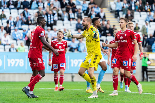 IFK Norrköpings Godswill Ekpolo Egbulu och målvakt Oscar Jansson jublar
