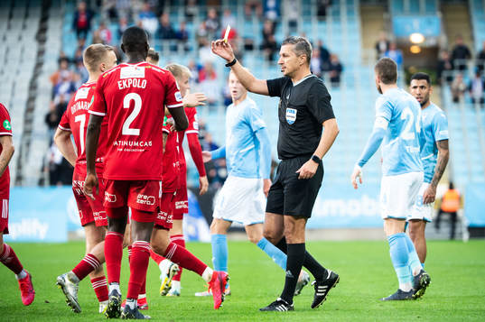Domare Bojan Pandzic tilldelar IFK Norrköpings Jacob