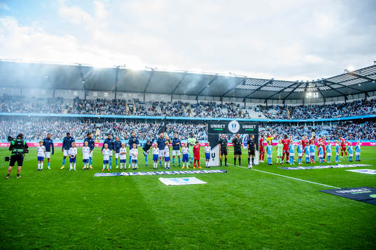 Spelarna ställer upp på Eleda stadion innan fotbollsmatchen i Allsvenskan mellan Malmö FF och IFK Norrköping den 11 september 2022 i Malmö. 