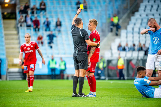 Domare Bojan Pandzic ger IFK Norrköpings Marco Lund