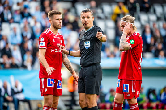 Domare Bojan Pandzic och IFK Norrköpings Arnór Traustason och Arnor Sigurdsson