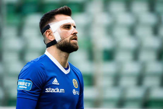 Sundsvalls Peter Makrillos spelar med mask