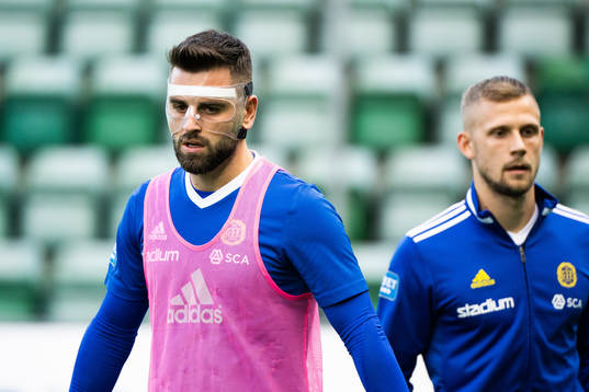 Sundsvalls Peter Makrillos spelar med mask